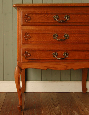 どんな場所でも使いやすい大きさが自慢
アンティーク　チェスト