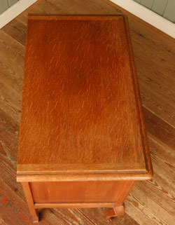 どんな場所でも使いやすい大きさが自慢
アンティーク　チェスト