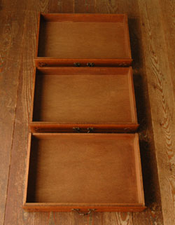 どんな場所でも使いやすい大きさが自慢
アンティーク　チェスト