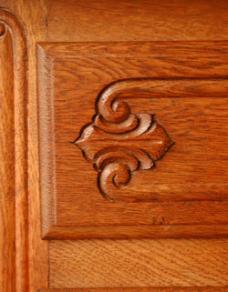 どんな場所でも使いやすい大きさが自慢
アンティーク　チェスト