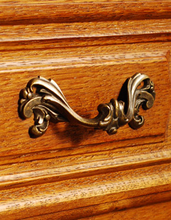 寝室や書斎にオススメ！優雅な猫脚のフレンチチェスト
