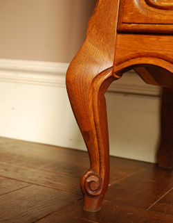 寝室や書斎にオススメ！優雅な猫脚のフレンチチェスト