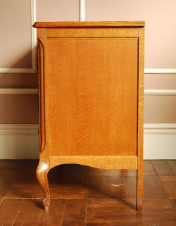 寝室や書斎にオススメ！優雅な猫脚のフレンチチェスト