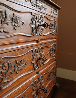 優雅なフランスの香り漂う使って便利なアンティークチェスト