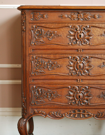 優雅なフランスの香り漂う使って便利なアンティークチェスト