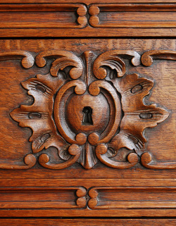 優雅なフランスの香り漂う使って便利なアンティークチェスト