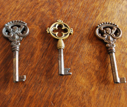 優雅なフランスの香り漂う使って便利なアンティークチェスト