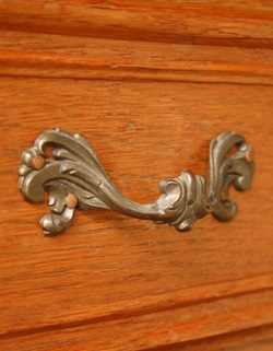 優雅なフランスの香り漂う使って便利なアンティークチェスト