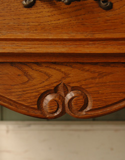 優雅なフランスの香り漂う使って便利なアンティークチェスト