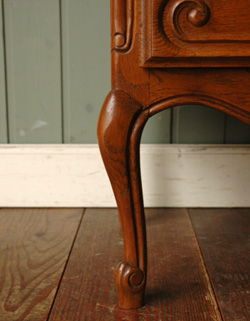 優雅なフランスの香り漂う使って便利なアンティークチェスト