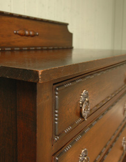 大人カラーがかっこいい!落ち着きのあるアンティークチェスト