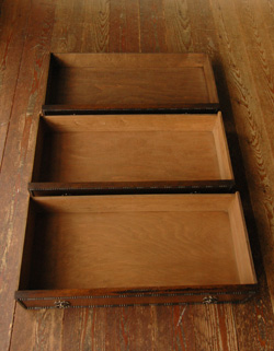 大人カラーがかっこいい!落ち着きのあるアンティークチェスト