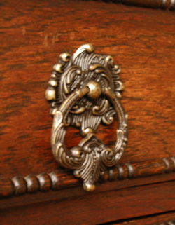 大人カラーがかっこいい!落ち着きのあるアンティークチェスト