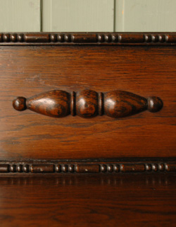 大人カラーがかっこいい!落ち着きのあるアンティークチェスト