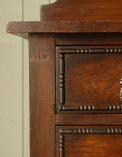 大人カラーがかっこいい!落ち着きのあるアンティークチェスト