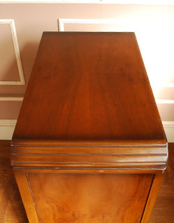 使い勝手バツグン。多機能なアンティークバチュラーチェスト