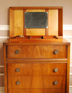 使い勝手バツグン。多機能なアンティークバチュラーチェスト