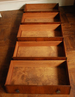 使い勝手バツグン。多機能なアンティークバチュラーチェスト