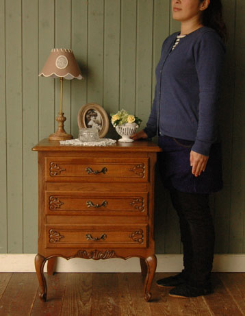 どんな場所でも使いやすい大きさが自慢
アンティーク チェスト