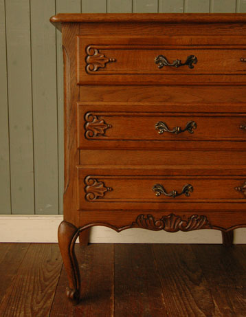 どんな場所でも使いやすい大きさが自慢
アンティーク チェスト