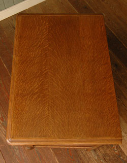 どんな場所でも使いやすい大きさが自慢
アンティーク チェスト