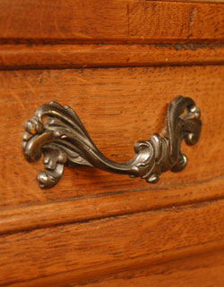 どんな場所でも使いやすい大きさが自慢
アンティーク チェスト