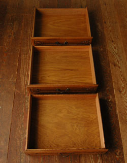 どんな場所でも使いやすい大きさが自慢
アンティーク チェスト