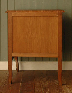 どんな場所でも使いやすい大きさが自慢
アンティーク チェスト