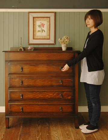 使い勝手バツグン。多機能なアンティークバチュラーチェスト