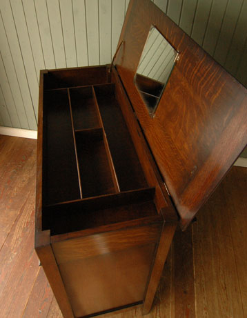 使い勝手バツグン。多機能なアンティークバチュラーチェスト