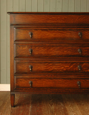 使い勝手バツグン。多機能なアンティークバチュラーチェスト