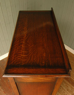 使い勝手バツグン。多機能なアンティークバチュラーチェスト