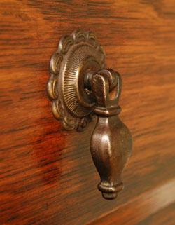 使い勝手バツグン。多機能なアンティークバチュラーチェスト