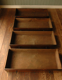 使い勝手バツグン。多機能なアンティークバチュラーチェスト