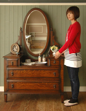 とっても女性らしいアンティークドレッシングチェスト