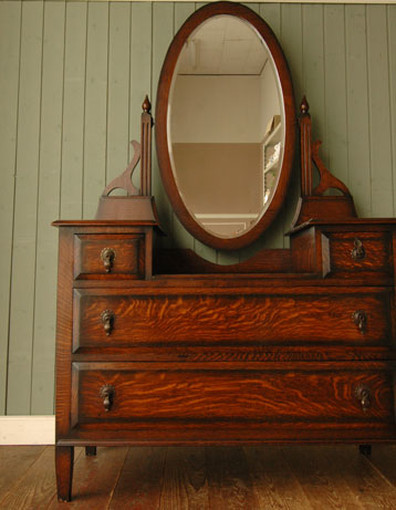 とっても女性らしいアンティークドレッシングチェスト