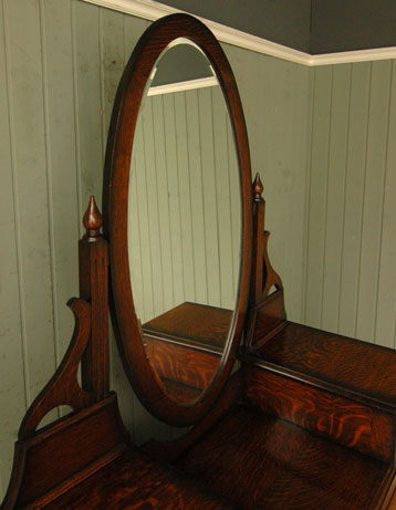 とっても女性らしいアンティークドレッシングチェスト