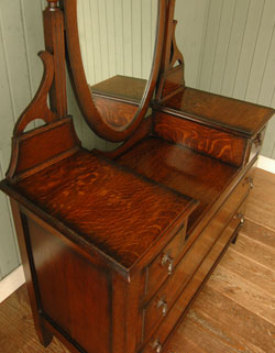 とっても女性らしいアンティークドレッシングチェスト