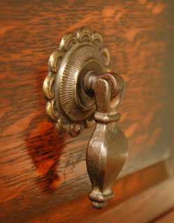 とっても女性らしいアンティークドレッシングチェスト