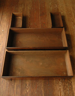 とっても女性らしいアンティークドレッシングチェスト