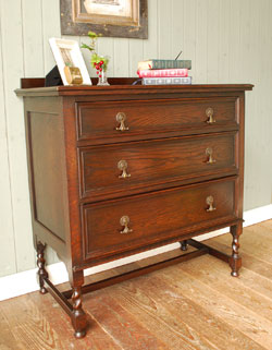 大人カラーが上品で素敵。落ち着きのあるアンティークチェスト