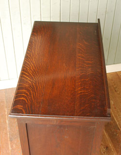 大人カラーが上品で素敵。落ち着きのあるアンティークチェスト