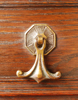 大人カラーが上品で素敵。落ち着きのあるアンティークチェスト