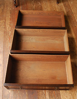 大人カラーが上品で素敵。落ち着きのあるアンティークチェスト