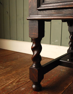 大人カラーが上品で素敵。落ち着きのあるアンティークチェスト