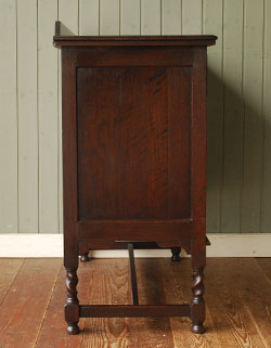 大人カラーが上品で素敵。落ち着きのあるアンティークチェスト