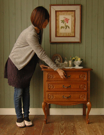 どんな場所でも使いやすい大きさが自慢
アンティーク　チェスト