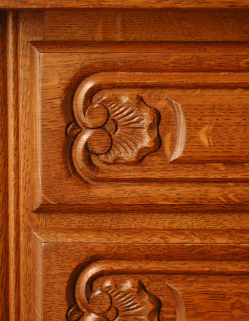 どんな場所でも使いやすい大きさが自慢
アンティーク　チェスト