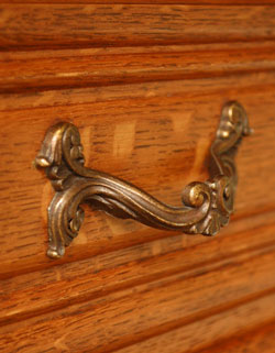 どんな場所でも使いやすい大きさが自慢
アンティーク　チェスト