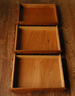 どんな場所でも使いやすい大きさが自慢
アンティーク　チェスト